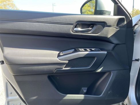 Used 2025 Nissan Pathfinder SL image 16