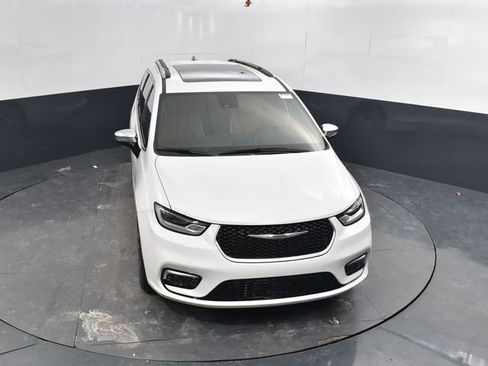 New 2026 Chrysler Pacifica Pinnacle w/ Trailer Tow Group AWD/4WD image 42