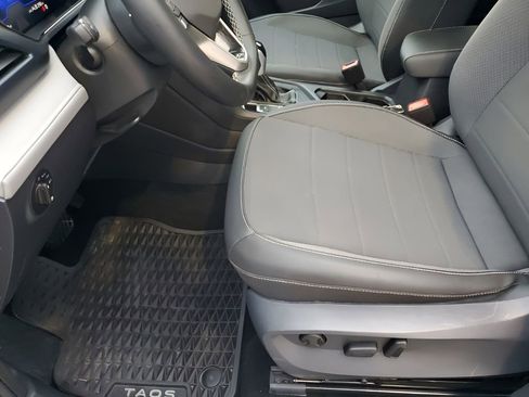 Used 2024 Volkswagen Taos SE w/ Panoramic Sunroof Package image 31