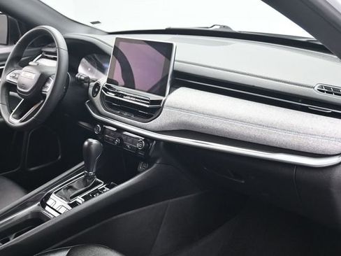 Used 2024 Jeep Compass Latitude image 28