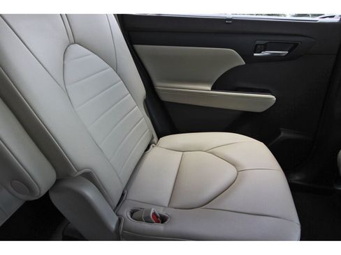 Used 2022 Toyota Highlander XLE FWD image 15