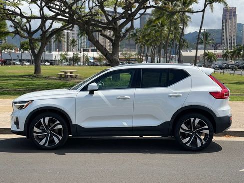 Used 2023 Volvo XC40 B4 Plus w/ Driver Assist Package FWD image 2