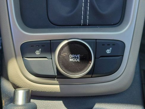 Used 2020 Hyundai Venue FWD image 25