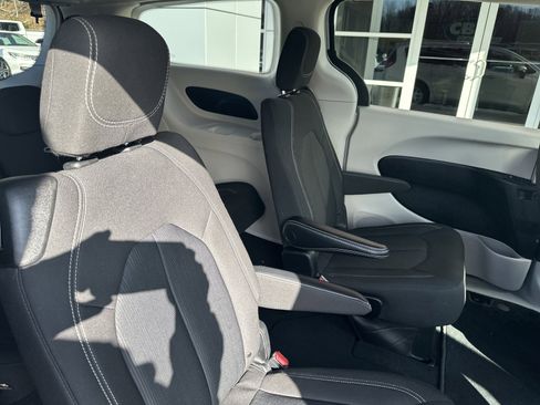 Used 2023 Chrysler Voyager LX image 27