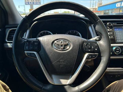 Used 2019 Toyota Highlander SE w/ Carpet Mat Package (TMS) FWD image 8