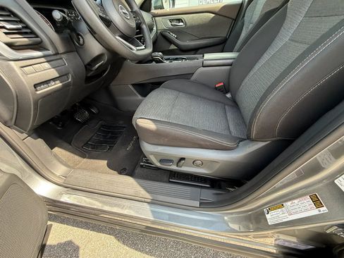 Used 2023 Nissan Rogue SV image 16