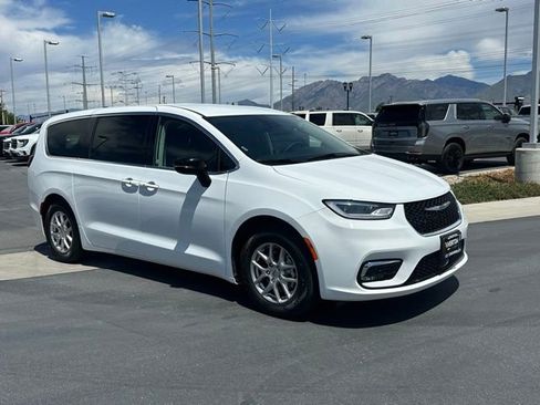 Used 2024 Chrysler Pacifica Touring-L FWD image 27
