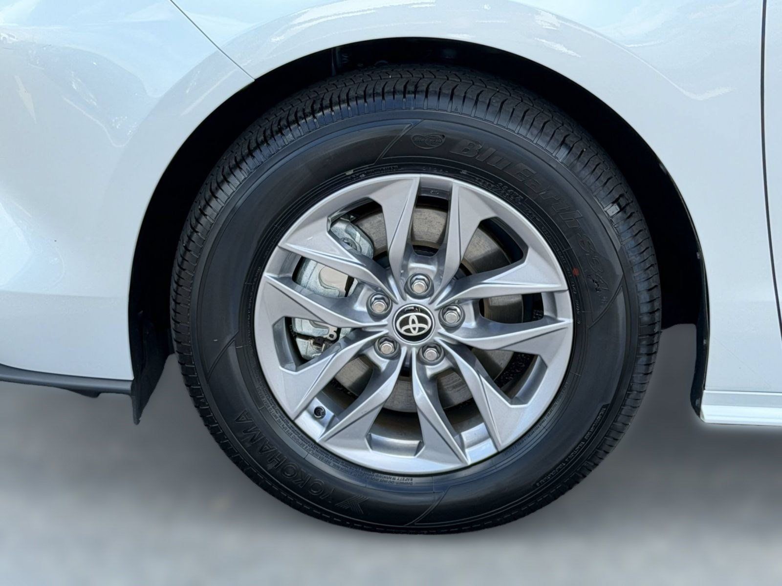 Used 2026 Toyota Sienna XLE FWD image 13