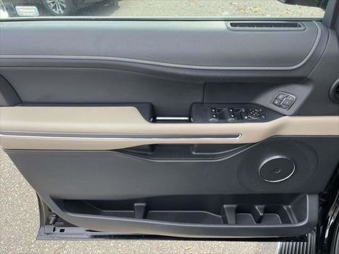 Used 2022 Ford Expedition Max XLT image 16