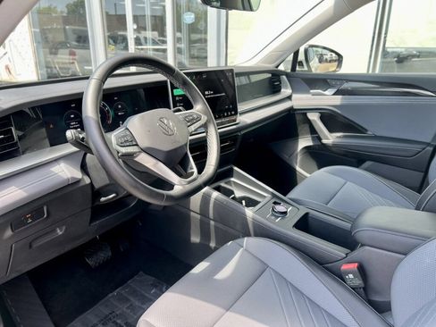 Used 2025 Volkswagen Tiguan SE FWD image 13