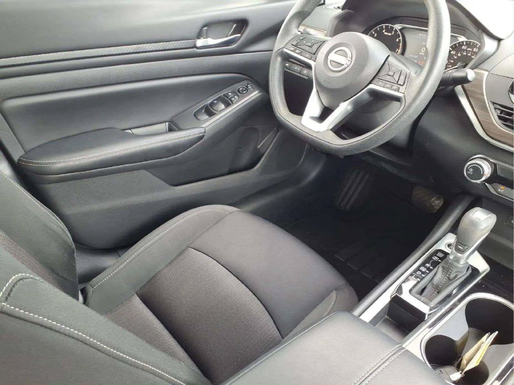 Used 2024 Nissan Altima 2.5 SV FWD image 10
