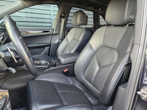 Certified 2025 Porsche Macan AWD/4WD image 5