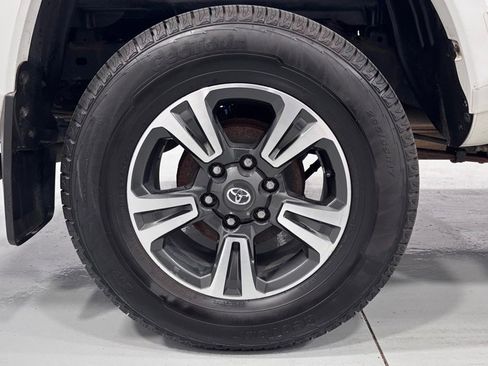 Used 2019 Toyota Tacoma TRD Sport AWD/4WD image 33