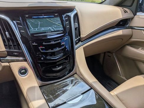 Used 2020 Cadillac Escalade ESV Platinum AWD/4WD image 24