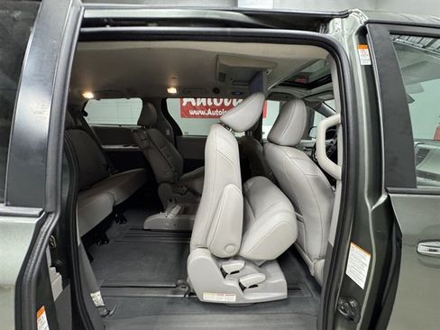 Used 2020 Toyota Sienna XLE Premium FWD image 17