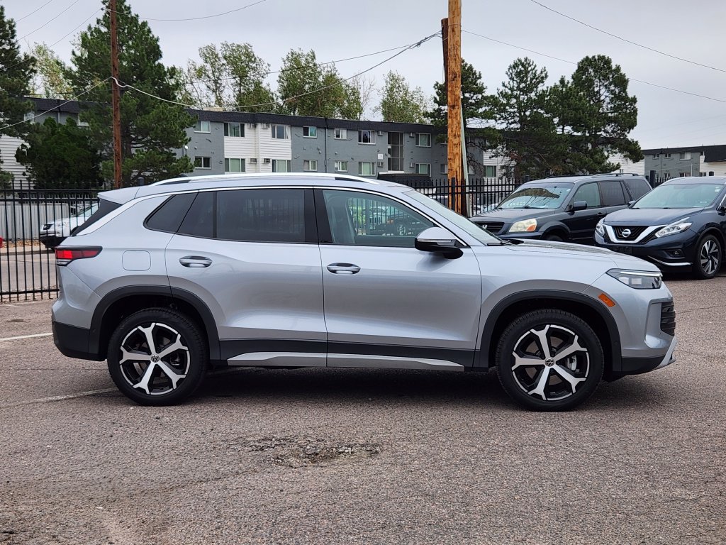 Used 2025 Volkswagen Tiguan SE AWD/4WD image 4