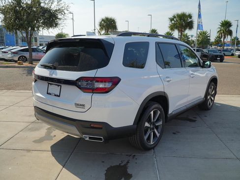 New 2025 Honda Pilot Touring image 5