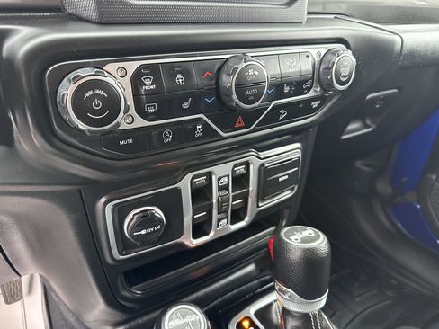 Used 2018 Jeep Wrangler Unlimited Sahara w/ Cold Weather Group image 28