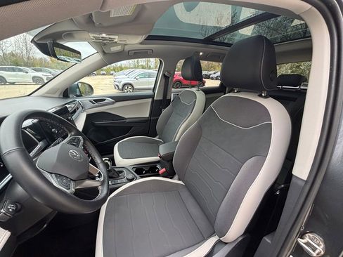 Certified 2025 Volkswagen Taos SE image 12