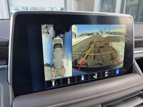 Used 2022 Chevrolet Suburban LT w/ Luxury Package image 5