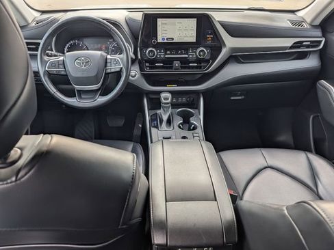 Used 2023 Toyota Highlander XLE image 17