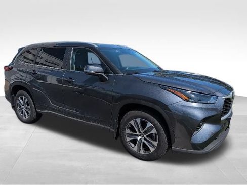 Used 2023 Toyota Highlander XLE FWD image 4
