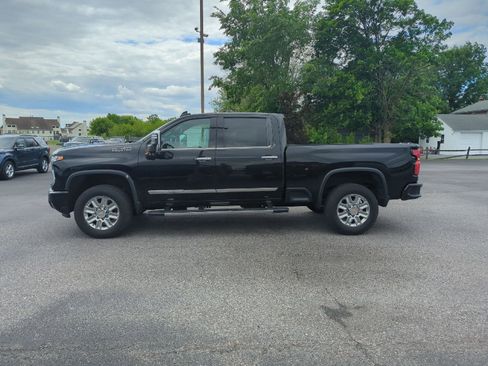 Used 2024 Chevrolet Silverado 2500 High Country w/ Technology Package AWD/4WD image 4