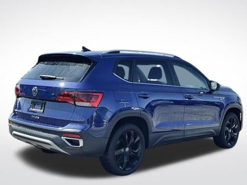 Used 2023 Volkswagen Taos SE w/ Panoramic Sunroof Package FWD image 6
