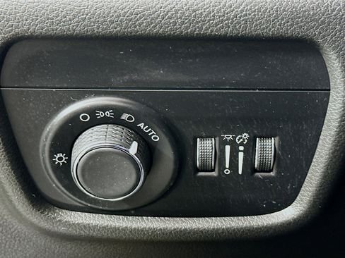 Used 2023 Jeep Grand Cherokee Laredo AWD/4WD image 17