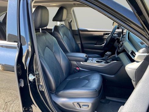 Used 2023 Toyota Highlander Platinum FWD image 24