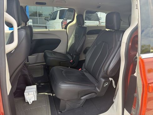 Used 2018 Chrysler Pacifica Touring-L image 8