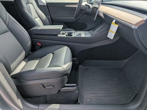 Used 2025 Tesla Model Y Performance image 21