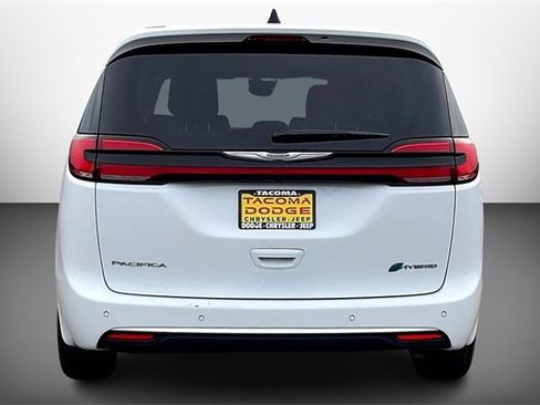 Used 2024 Chrysler Pacifica Select image 4