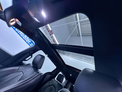 Used 2025 Chrysler Pacifica Limited image 44