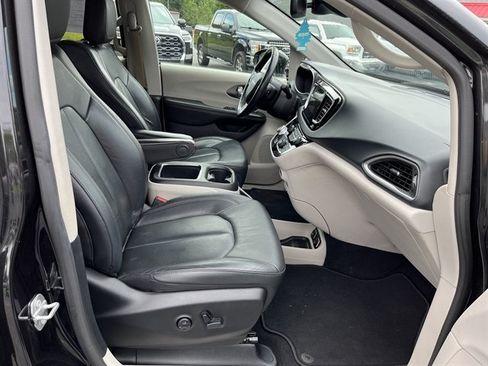 Used 2020 Chrysler Pacifica Touring-L Plus w/ Advanced Safetytec Group FWD image 35