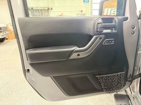 Used 2018 Jeep Wrangler Unlimited Sahara w/ Dual Top Group image 9