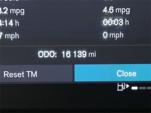 Used 2024 Volvo XC40 B5 Plus image 22