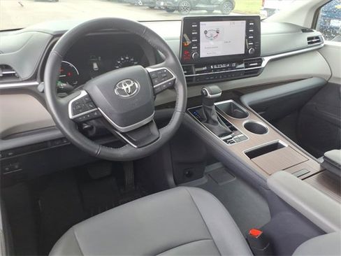 Used 2023 Toyota Sienna XLE image 12