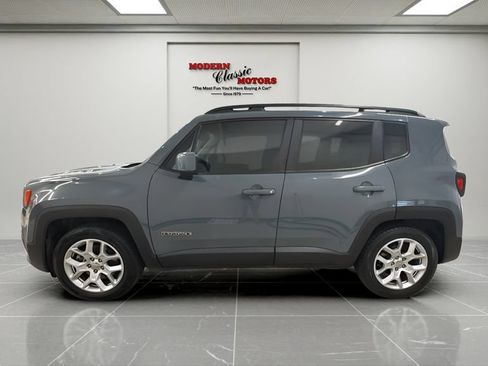 Used 2018 Jeep Renegade Latitude w/ UConnect 8.4 Nav Group FWD image 4