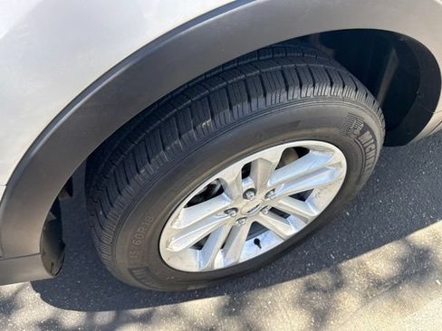 Used 2017 Ford Explorer XLT FWD image 5