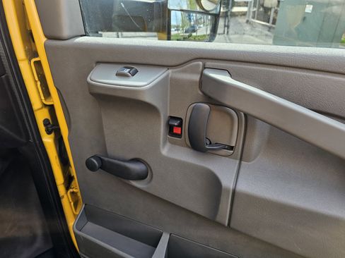 Used 2018 GMC Savana 3500 Extended w/ Driver Convenience Package RWD image 24