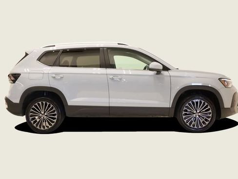 Used 2025 Volkswagen Taos SE image 4