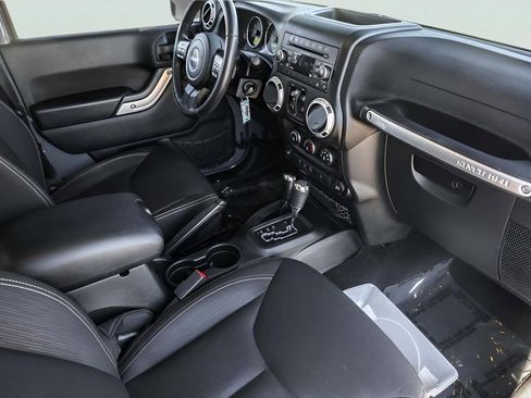 Used 2015 Jeep Wrangler Unlimited Sahara w/ Connectivity Group AWD/4WD image 29