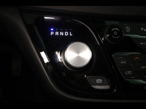 Used 2025 Chrysler Pacifica Select image 13