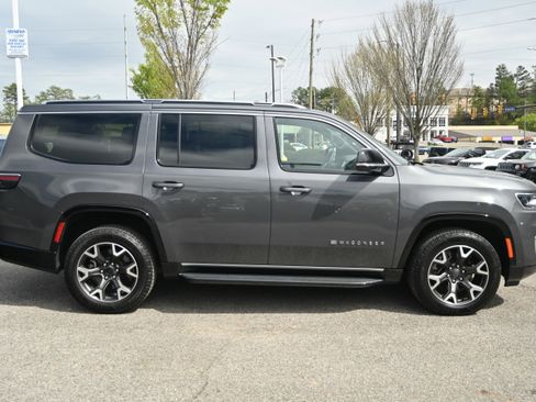 Used 2024 Jeep Wagoneer Series III AWD/4WD image 11