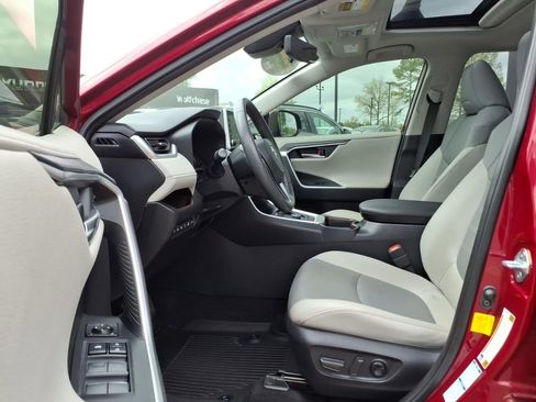 Used 2020 Toyota RAV4 Limited AWD/4WD image 16
