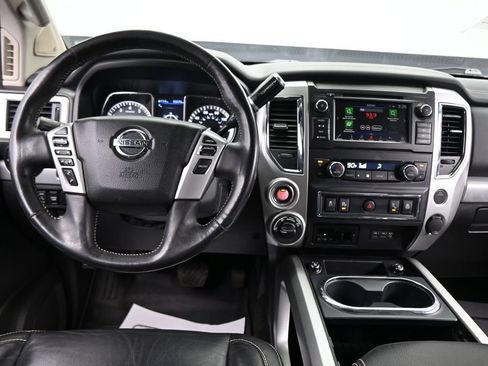 Used 2019 Nissan Titan PRO-4X w/ Pro-4x Convenience Package AWD/4WD image 15