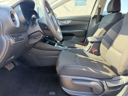 Used 2019 Kia Forte LXS FWD image 12