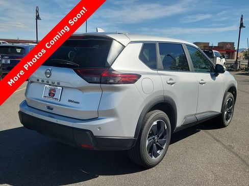 Used 2024 Nissan Rogue SV image 3