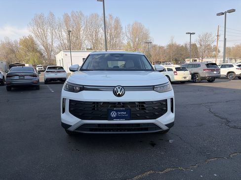 Certified 2025 Volkswagen Tiguan SE w/ Panoramic Sunroof Package image 2
